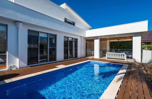 CATALINA - PERFECT LOCATION. Steps to the beach. 5 BEDROOMS, POOL