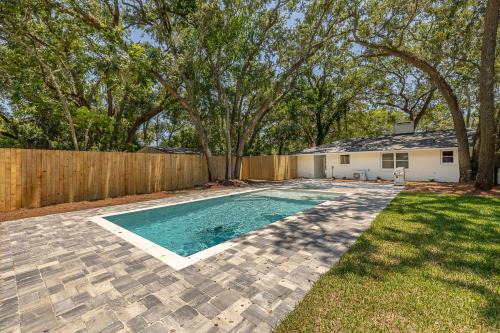 Cater Cove - private pool 1 mile to beach quiet
