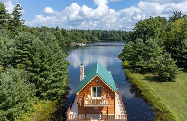Catskills Over Water Bungalow on Lake Albanese!