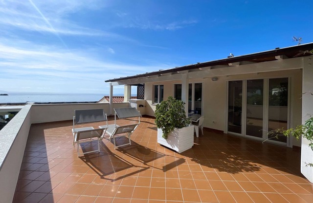 Cavoli beach, a few steps from the wonderful sea!
