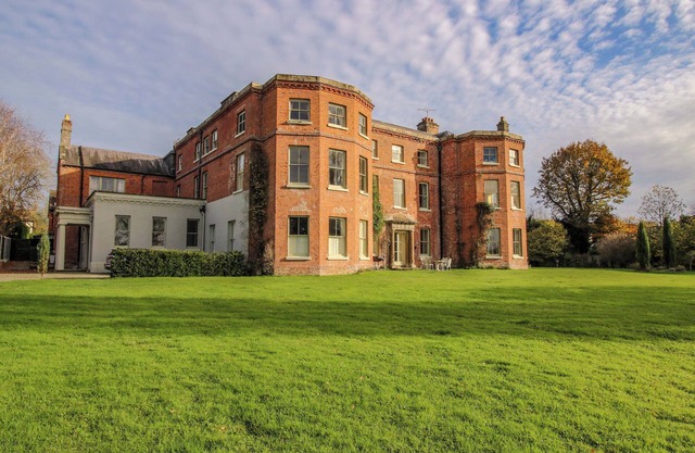 CAYNHAM COURT, pet friendly, luxury holiday cottage in Ludlow