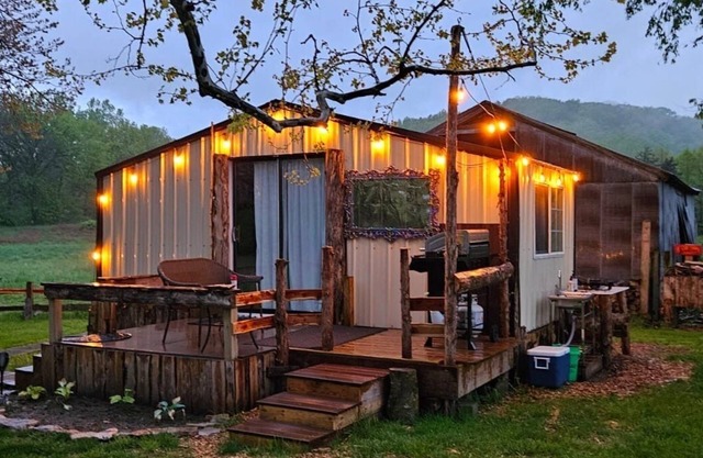 Cedar Bungalow - Peaceful & Relaxing Glamping Farm Getaway