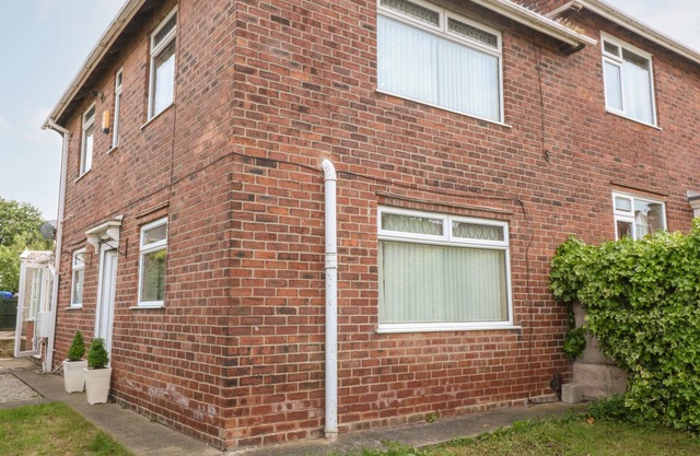 CEDAR COTTAGE, pet friendly, with a garden in Hollingwood