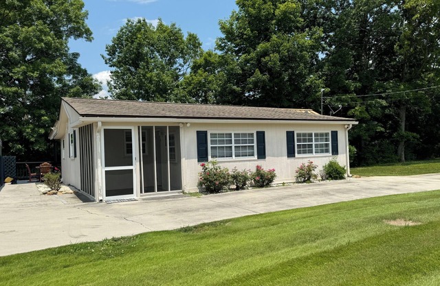 Cedar Cove Hideaway -Douglas Lake 2 bd,2 ba, Sept-Oct discounts- Pet friendly!