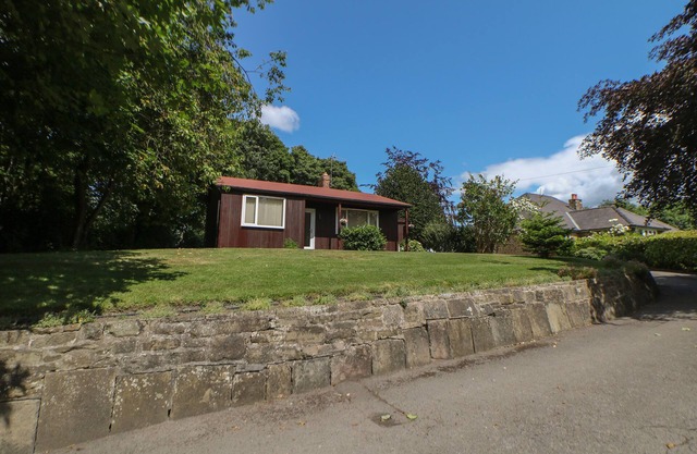 CEDAR HOLME, pet friendly, with a garden in Wingerworth