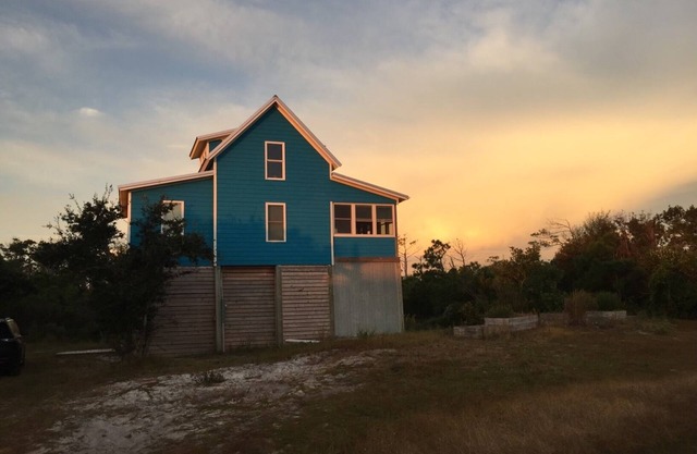 Cedar Island cottage, short walk to beach