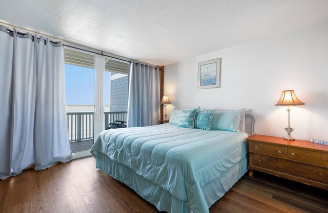 Cedar Key Breeze Gulf front townhouse 20% weekly/30% monthly discounts!