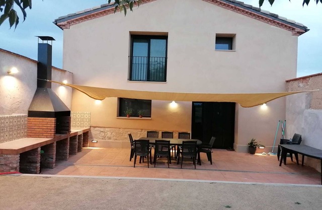 Centennial farmhouse with views of the natural area of l'Estany d'Ivars i Vila-sana!