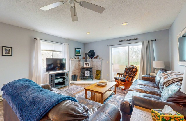 Center Conway Retreat - skiing, hiking, seasonal pool & walk to the Saco River