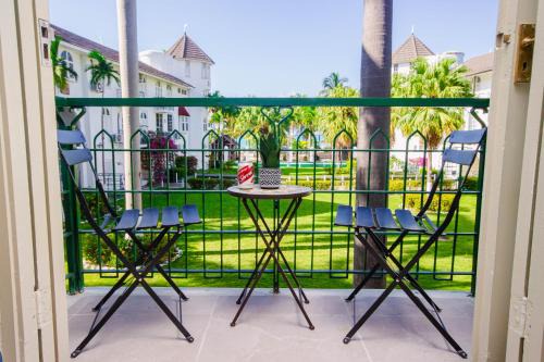 Center of Ocho Rios-Beachfront Studio-Free Beach Access-Pool-Free Parking-Gated Complex-Free Wifi 100Mbps