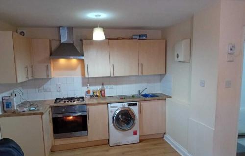Central 2-Bed House - Sleeps 3 & Garden