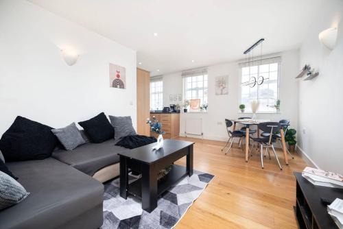 Central 2BR Fast Wi-Fi Ideal for Travellers