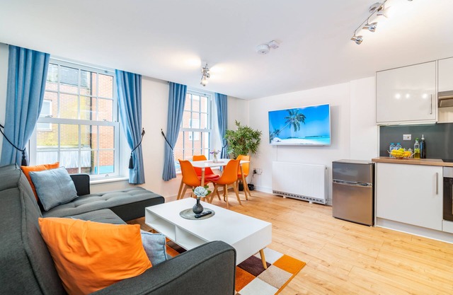 Central Apartment, 4k 55” Smart TV + Netflix + Amazon Prime TV, Super King Bed