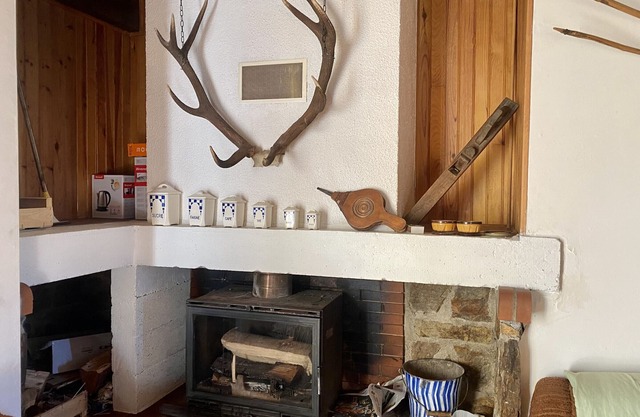 Central Apartment in Formiguères - 2BR, Sleeps 6, Parking, Fireplace, Near Shops & Ski Shuttle