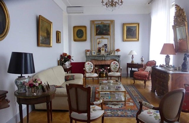 Central apartment, terrace, private parking, near Airport