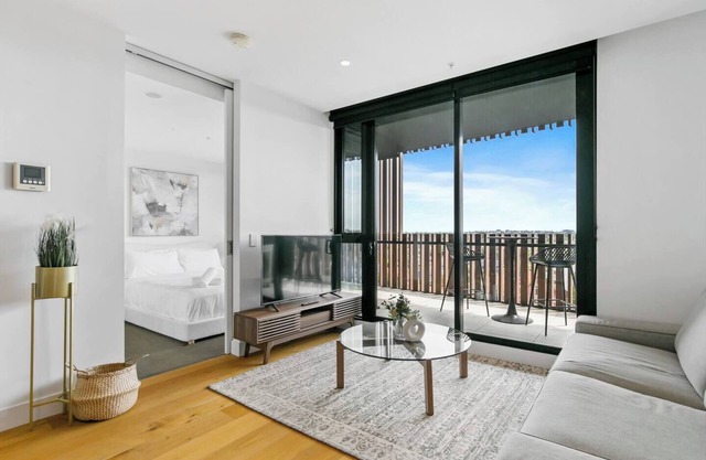 Central Charm Located in the Heart of Ivanhoe