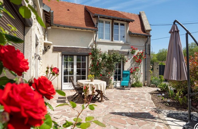 Central Compiègne Retreat: Cozy 1BR Cottage with Private Terrace and Modern Amenities