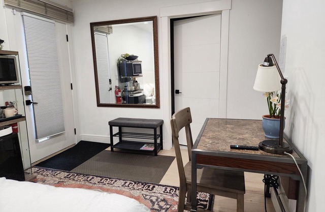 Central Downtown Private Entrance suite
