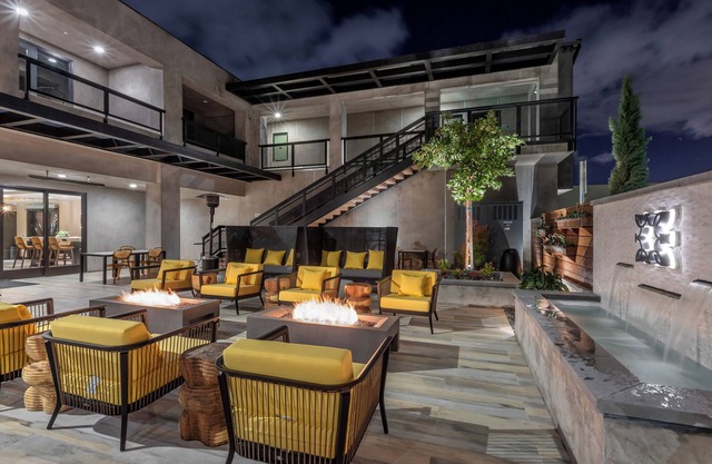 Central location! Stylish Room, Courtyard with Fire Pits, Free Parking & Gym