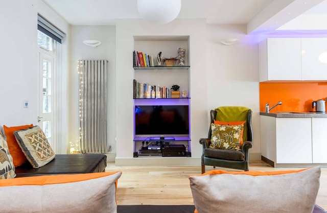 Central London 2 bedroom 2 bathroom garden flat in a quiet Southbank street