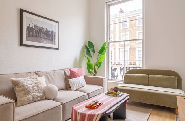 Central London 3BR in a British Stucco Townhouse
