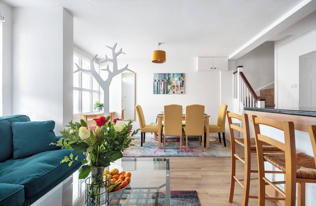 | Central London TownHouse on Quiet Mews |