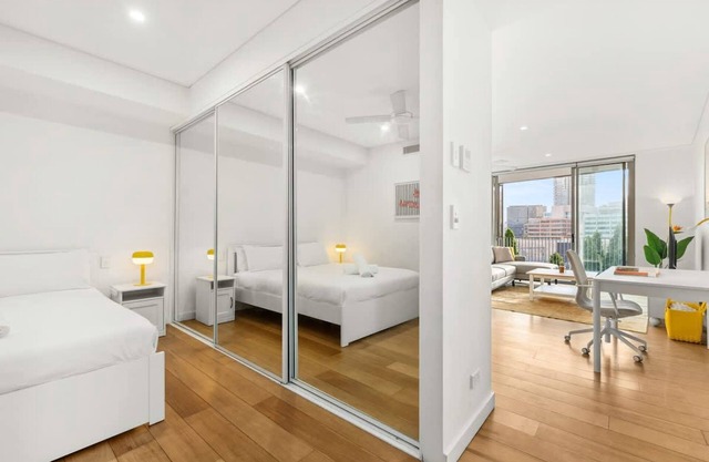 Central Luminous 2 Beds With Balcony Aircon