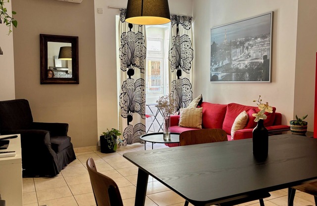 Central modern apartment 5 min walk to the beach