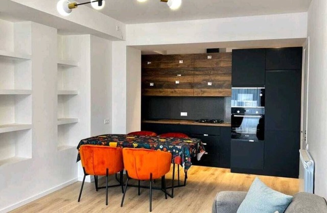 Central, modern apartment with balcony