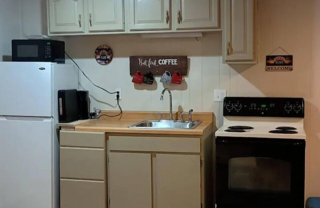 Central Perk 1-bedroom apartment in delightful Fairfield with WiFi, AC