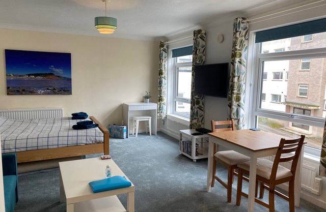 Central Sidmouth studio apartment with Sea Peeps