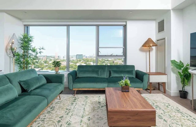 Central Square 3BR Condo with Downtown View, Gym and Parking! 8 Sleeps