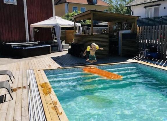 Central villa med extra allt. Pool, Bastu, Utekök