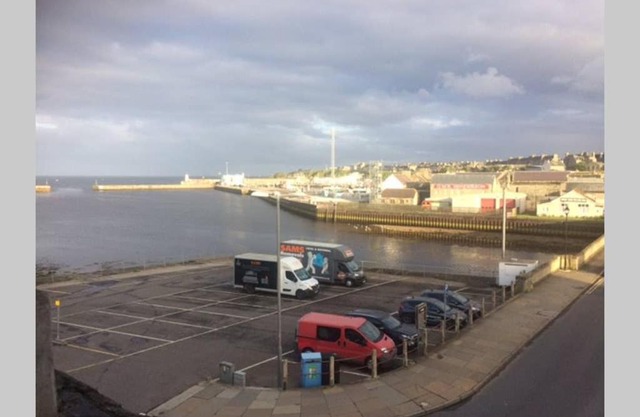 Centrally located 1 bed modern flat with harbour views