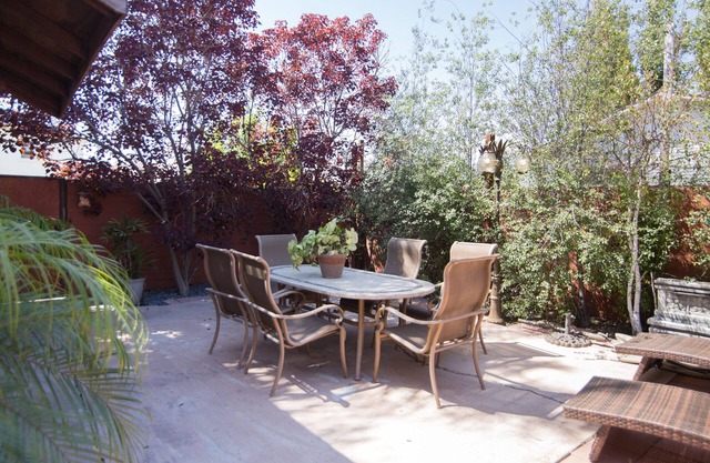 Centrally located! 15 min. to beach, patio, pet friendly & families welcome!
