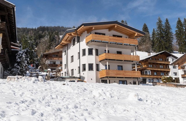 Centrally located apartment, ski bus nearby