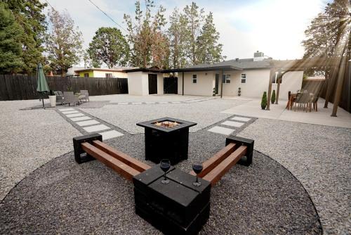 Centrally Located! Remodeled! Huge Backyard! The White House