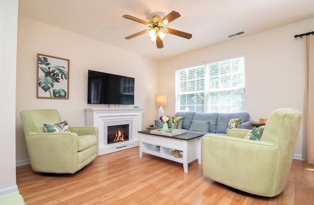 Centrally Located w/Deck, 4 TVs, Fireplace, 2 Desks, Linens, Games, Wi-Fi & W/D