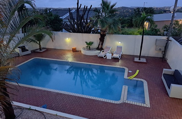 Centrally located with pool, close to restaurants, beaches, supermarket and more