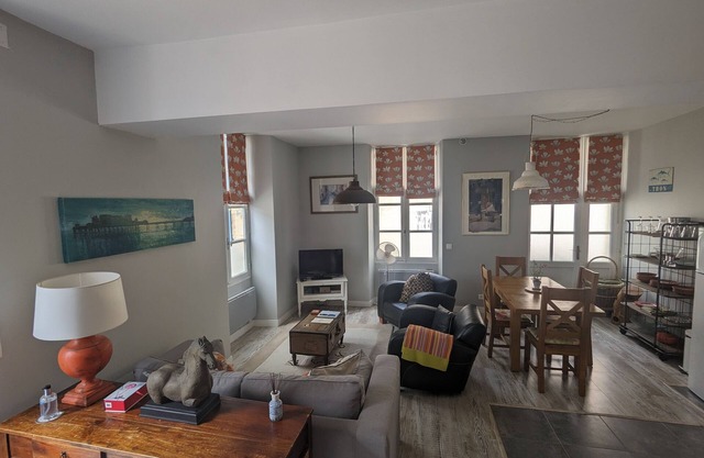 Centre of beautiful Monpazier with pool - One Bedroom ground floor