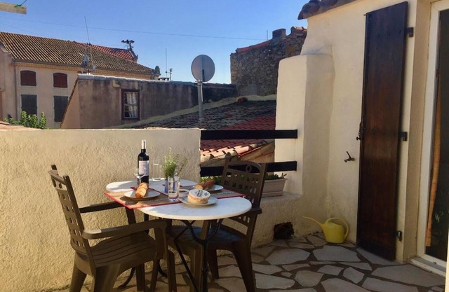 Centre of Olonzac, 2 bedrooms & private sunny rooftop terrace