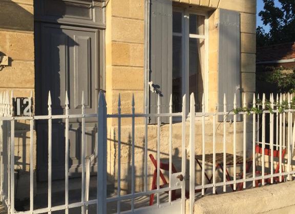 Centre ville, rue tranquille proche SNCF et commerces