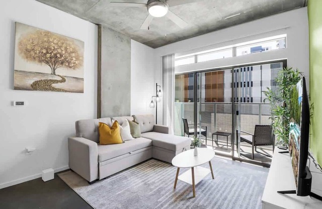 Centric 2BR In HEART of DTPHX Free Garage Parking