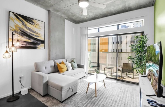 Centric 2BR In HEART of DTPHX Free Garage Parking
