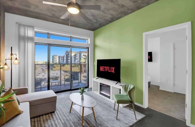 Centric 2BR In HEART of DTPHX Free Garage Parking