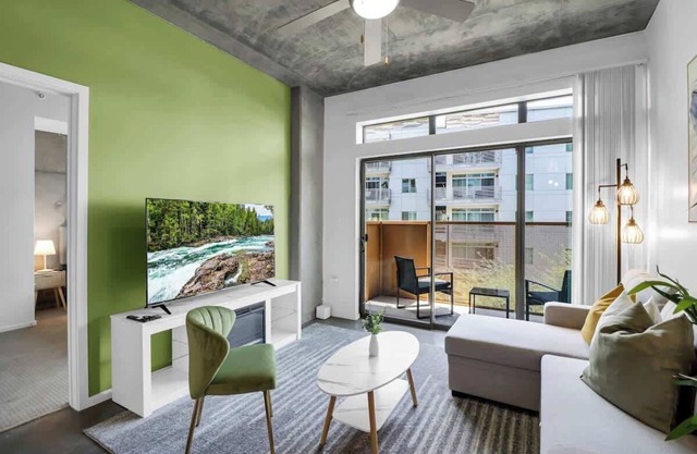 Centric 2BR In HEART of DTPHX Free Garage Parking