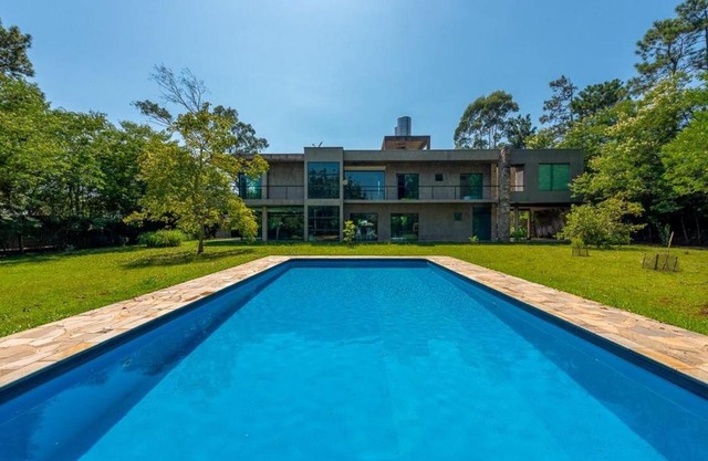 Chácara com jardim e piscina no alto da serra