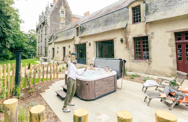 Château historique avec jardin, jacuzzi et équipements de détente - 10 personnes