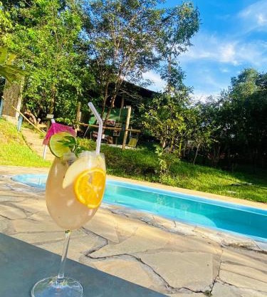 Chalé Rio Piscina Cozinha Área de Lazer Pertinho da CidadeMaravilha