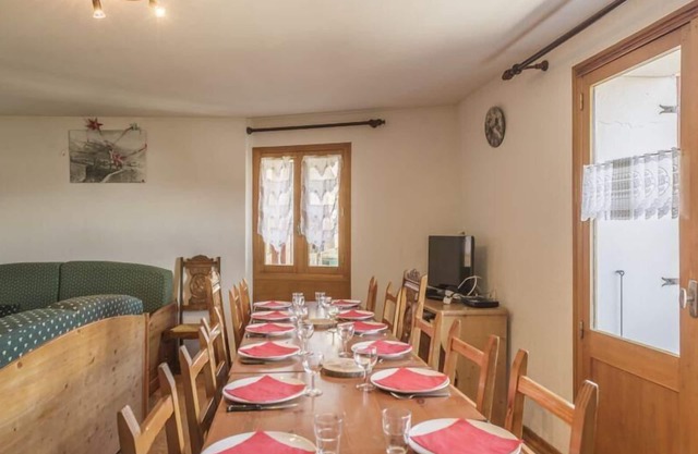 Chalet, balcony, fireplace or stove, parking, tv, ski locker, 130m², Saint Martin de Belleville